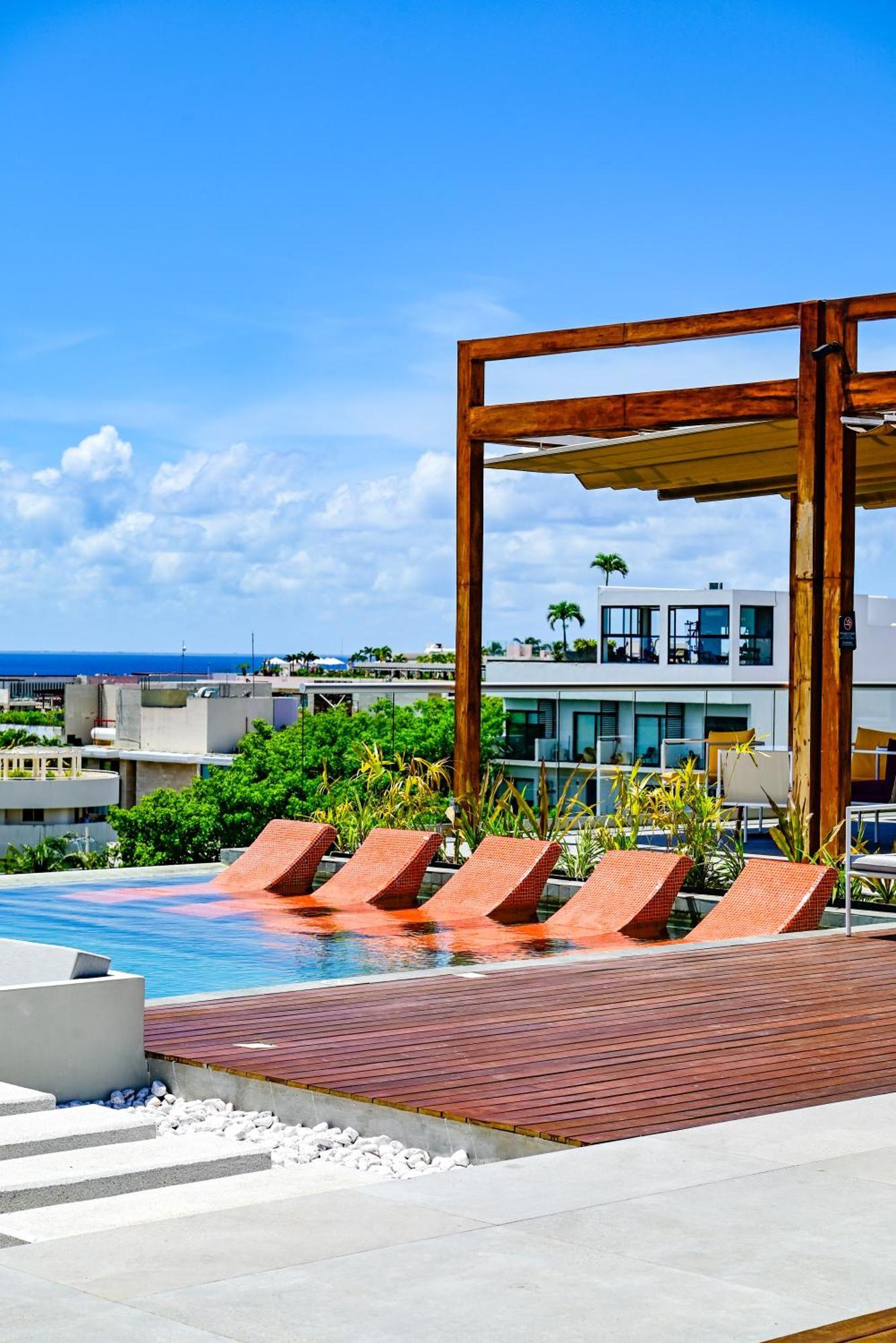 Aloft Playa Del Carmen Hotel Luaran gambar Rooftop pool at the Hotel Habitas Tulum