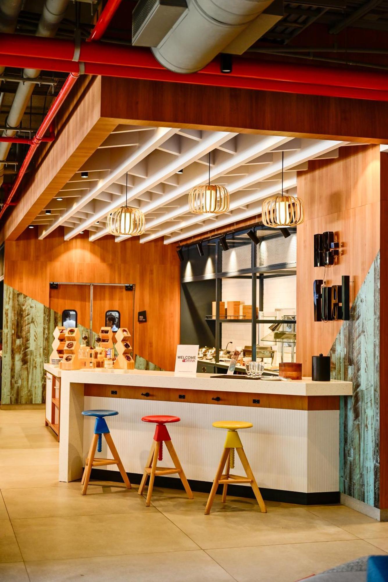 Aloft Playa Del Carmen Hotel Luaran gambar The interior of a typical Starbucks Reserve store