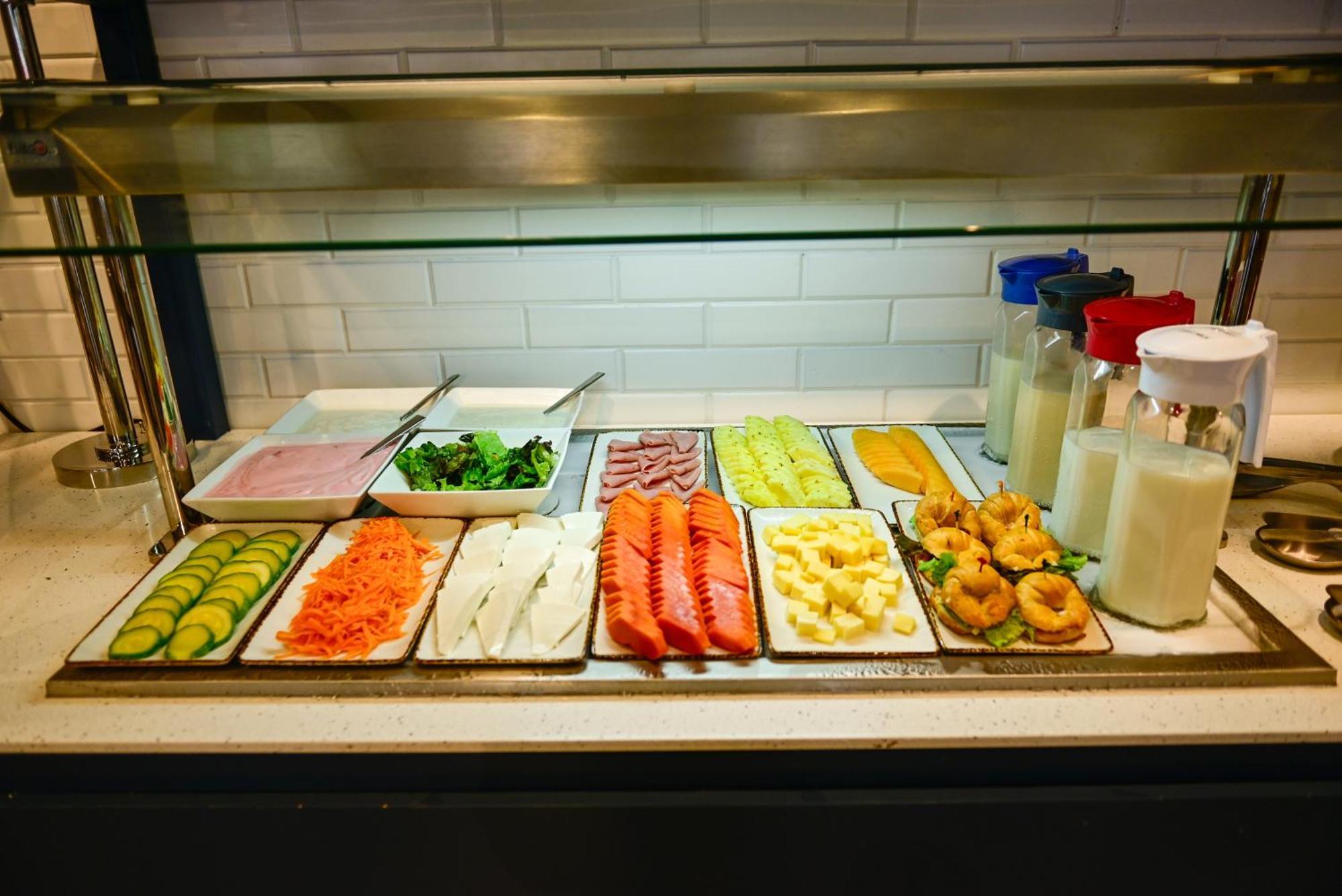 Aloft Playa Del Carmen Hotel Luaran gambar A salad bar