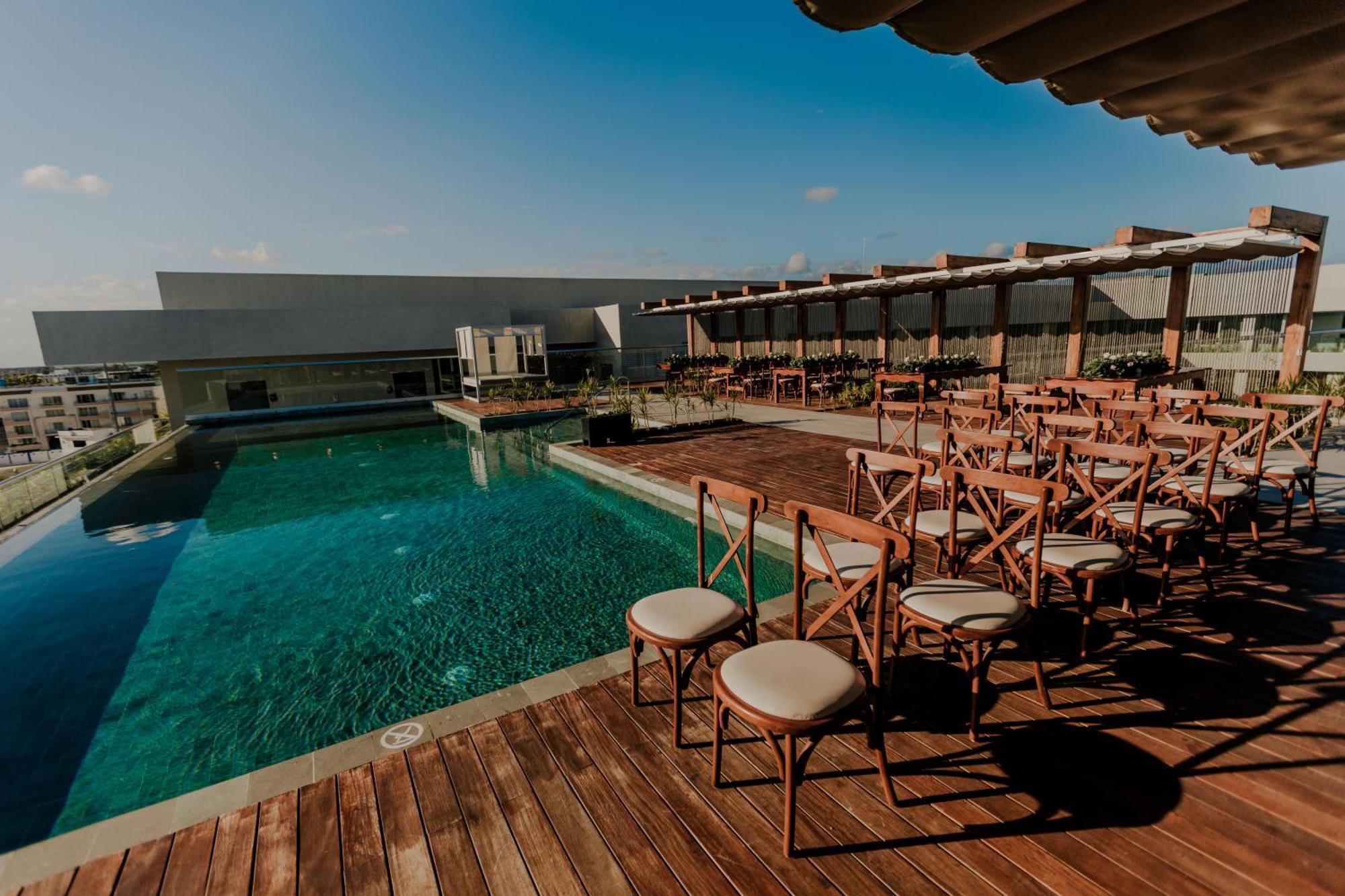 Aloft Playa Del Carmen Hotel Luaran gambar Rooftop pool at the hotel