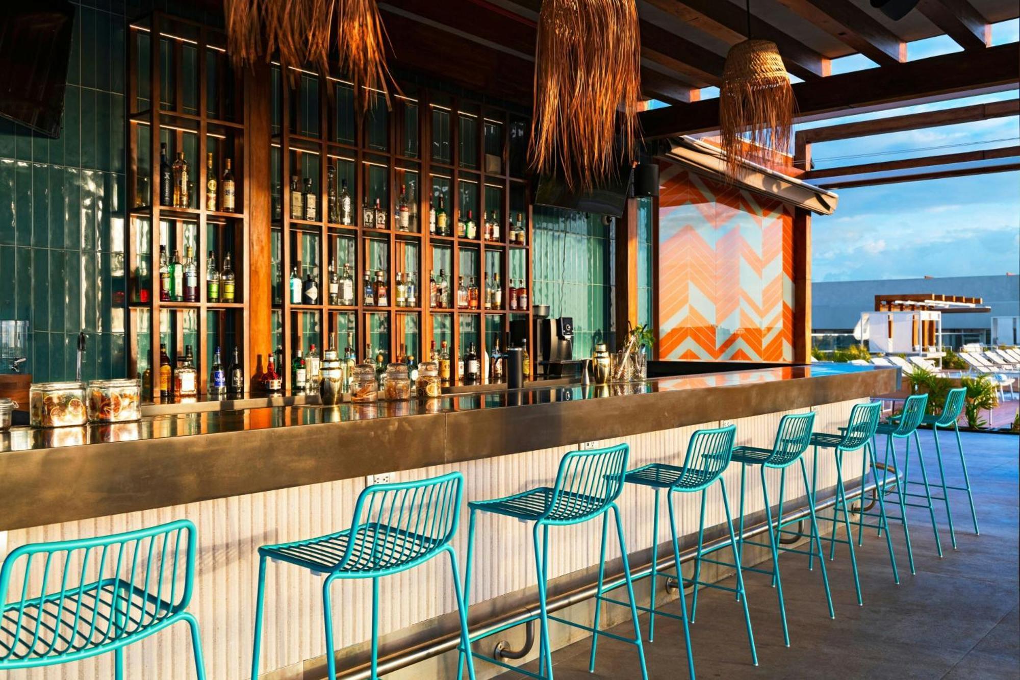 Aloft Playa Del Carmen Hotel Luaran gambar The bar at the rooftop pool