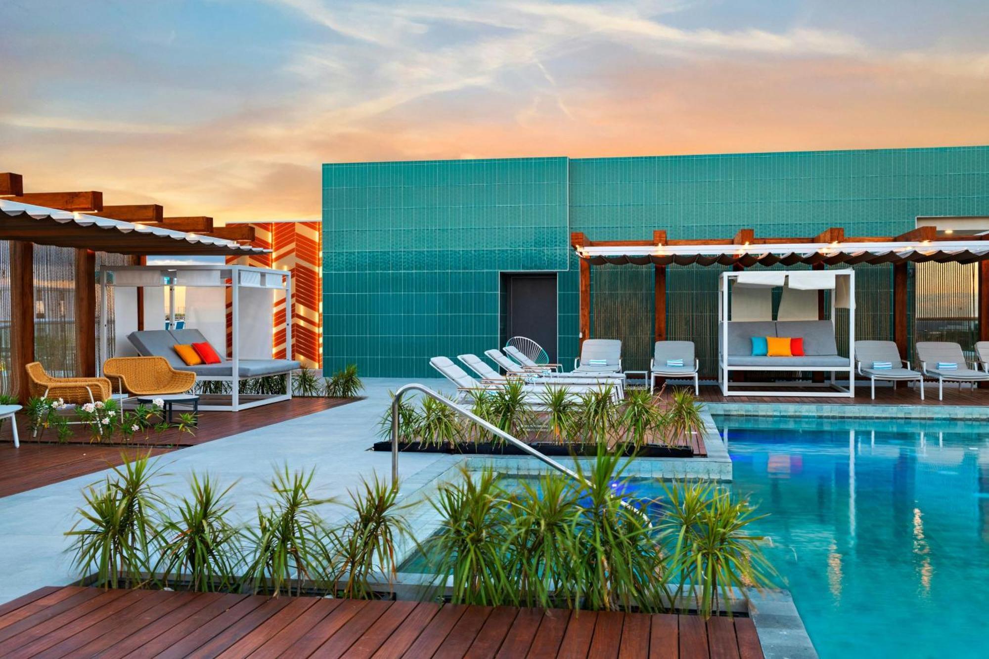 Aloft Playa Del Carmen Hotel Luaran gambar The rooftop pool at the hotel
