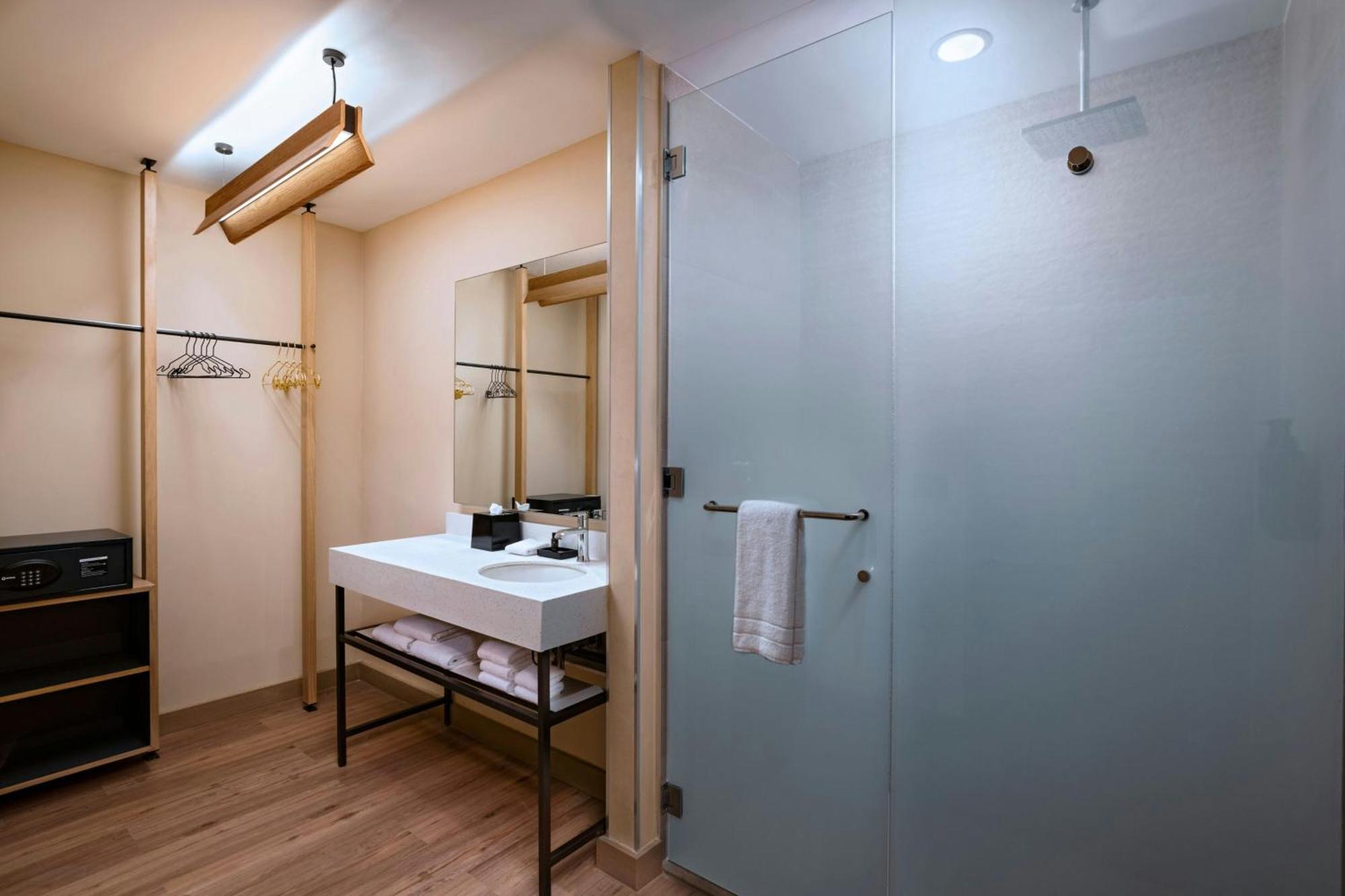 Aloft Playa Del Carmen Hotel Luaran gambar Bathroom