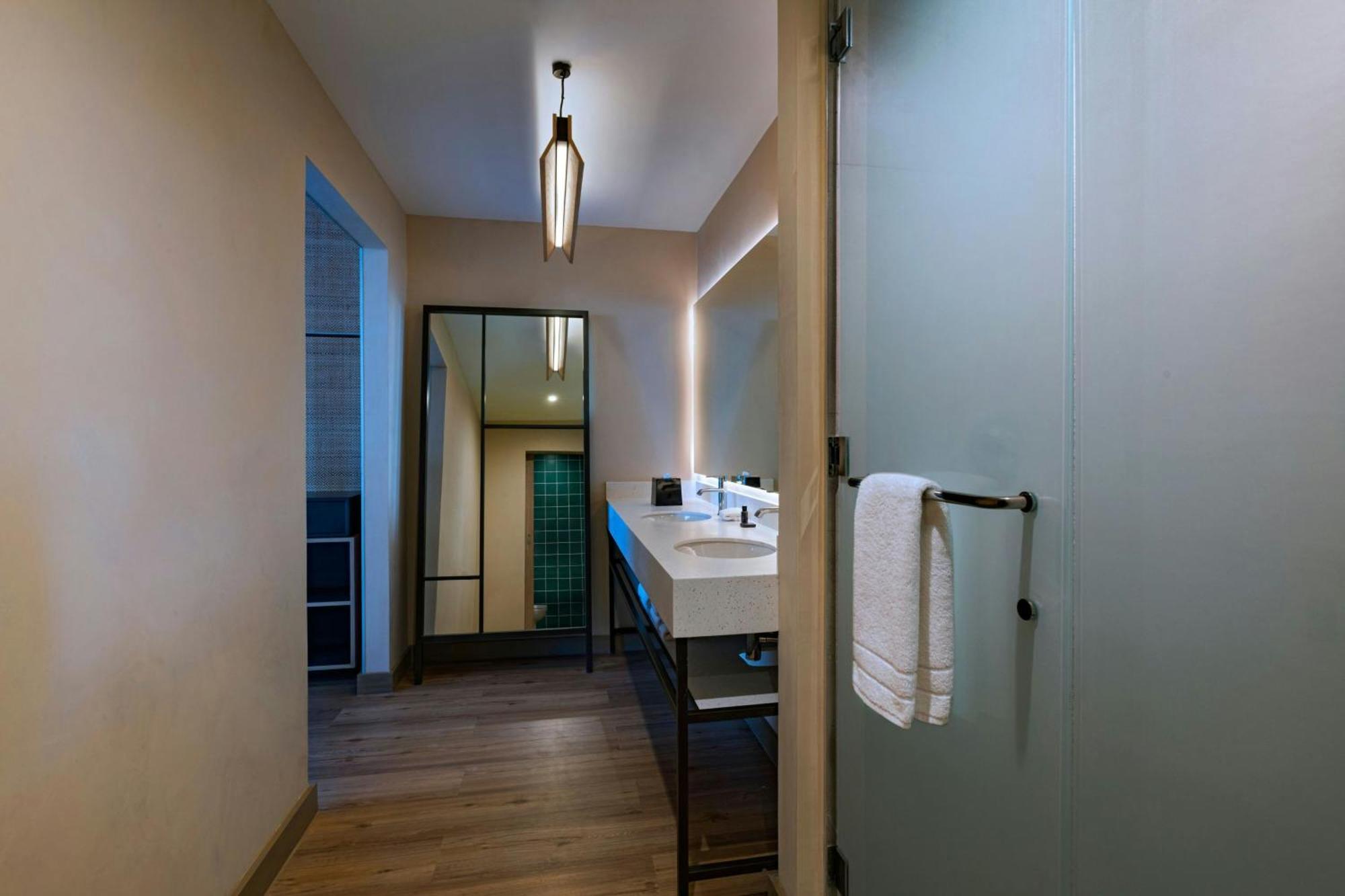 Aloft Playa Del Carmen Hotel Luaran gambar Bathroom