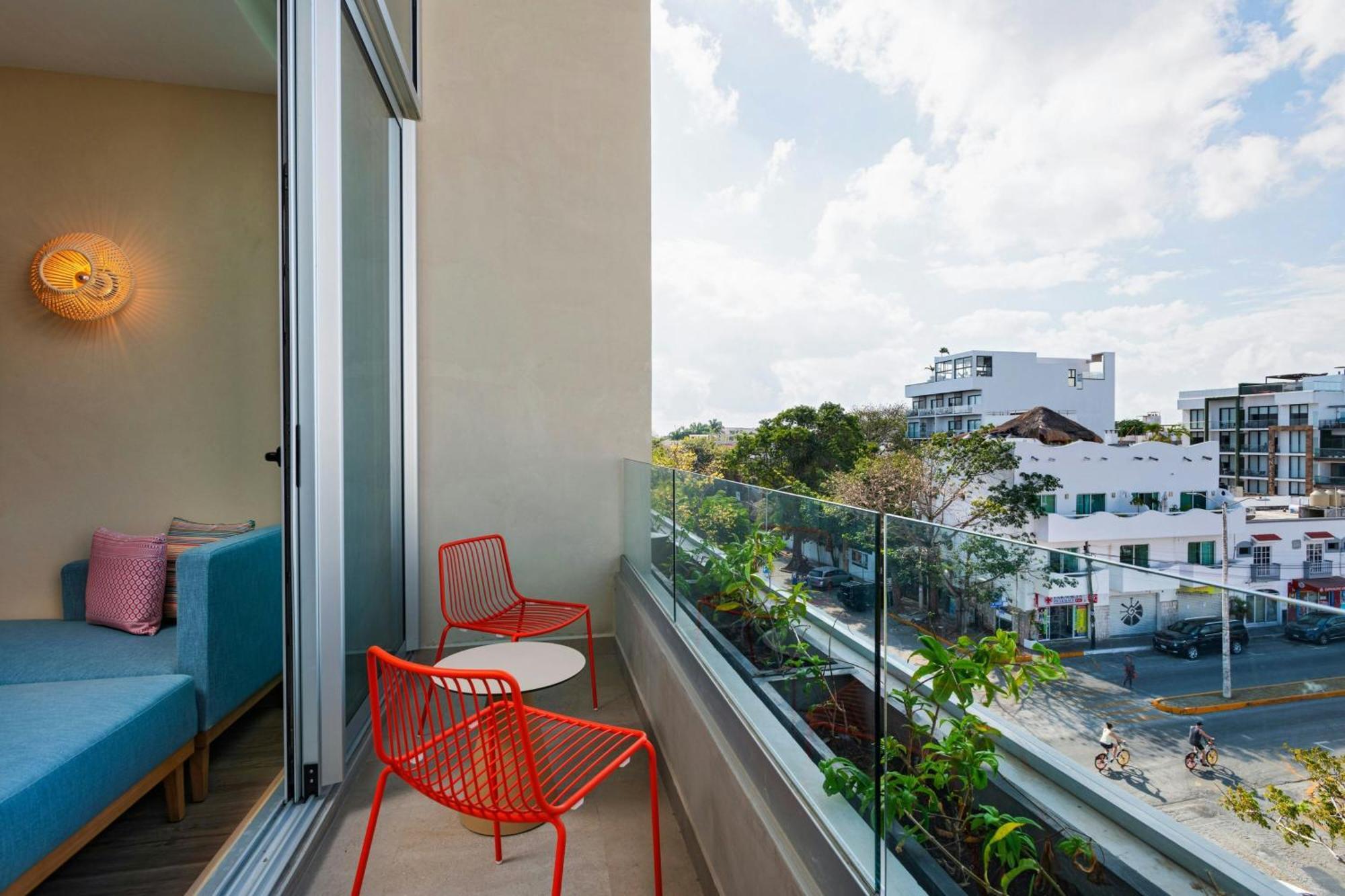 Aloft Playa Del Carmen Hotel Luaran gambar Balcony of a hotel room